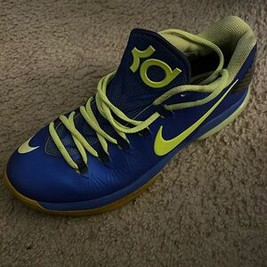 Basketball shoes